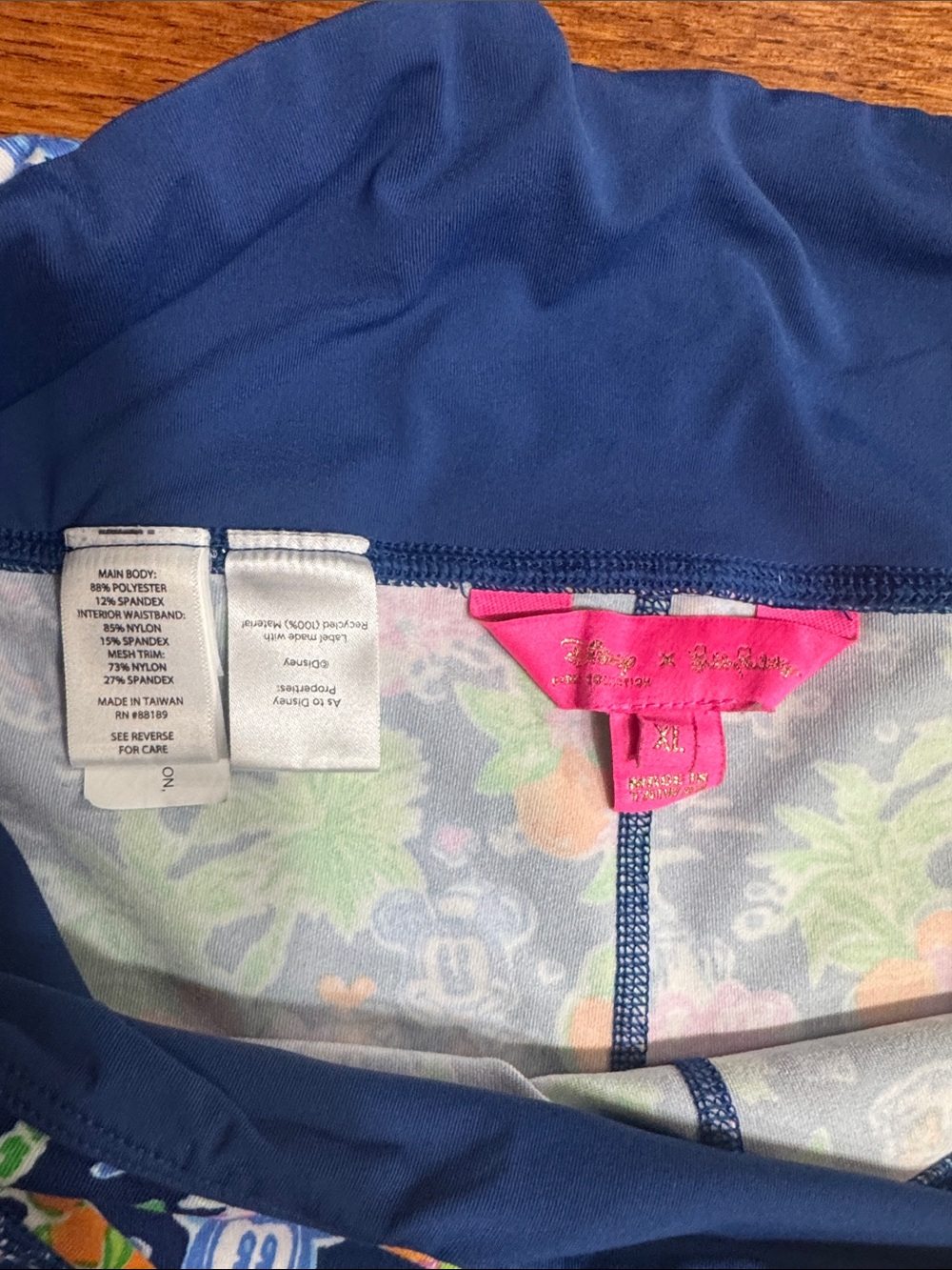 XL Lilly Pulitzer x Disney Luxletic Leggings - Picture 3 of 9